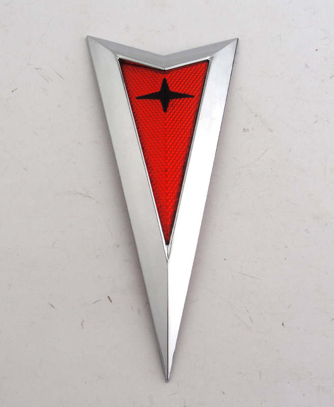 Крылатая стрела. Знак Понтиак Вайб. Pontiac Vibe логотип. Шильдик Понтиак Вайб. Эмблема авто треугольник.
